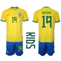 Camiseta Brasil Antony #19 Primera Equipación Replica Mundial 2022 para niños mangas cortas (+ Pantalones cortos)